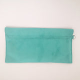 BOLSO SOBRE TURQUESA